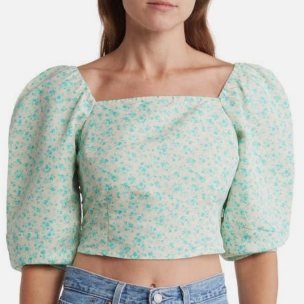Levi’s L puffy sleeve crop top